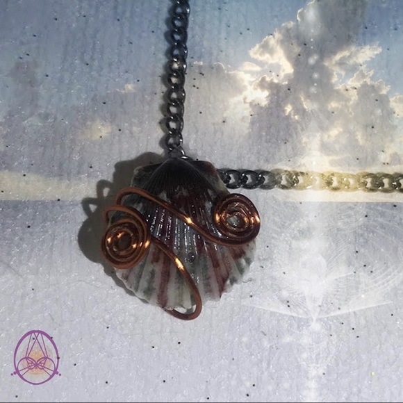 Black and Red Scallop Shell Necklace - Picture 2 of 4